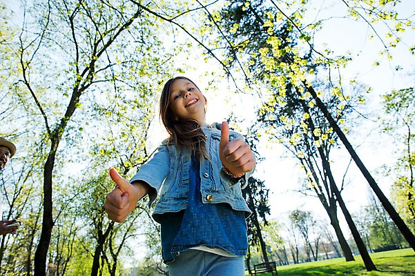 포토 JPG 주간 서양인 외국인 나무 식물 백인 해외 라이프스타일 공원 여자 딸 유럽 여유 어린이 가족 모션 한명 서기 미소 사람 손짓 상반신 성인 야외 앞모습 최고 즐거움 체코 여자만 여자한명만 국내포토 자연요소 1 공공시설 감정 나라 뷰포인트 관계 표정 인종 생활 파일형식