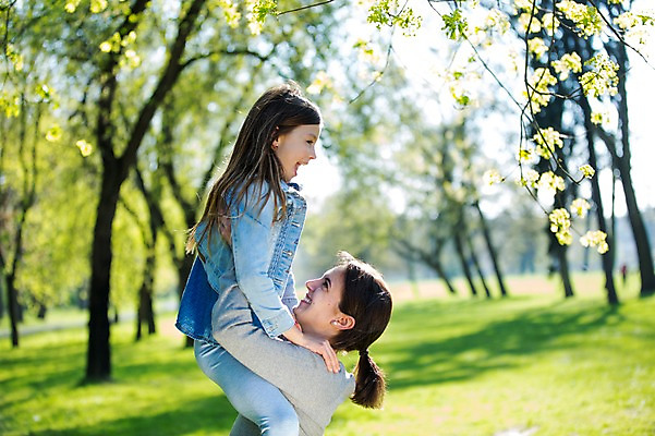 포토 JPG 주간 서양인 외국인 나무 식물 백인 해외 라이프스타일 공원 여자 딸 유럽 어린이 가족 모션 모녀 엄마 휴식 서기 미소 사람 잔디 상반신 성인 야외 두명 옆모습 가족라이프 체코 여자만 들어올리기 국내포토 자연요소 공공시설 나라 뷰포인트 컨셉 관계 표정 인종 생활 파일형식
