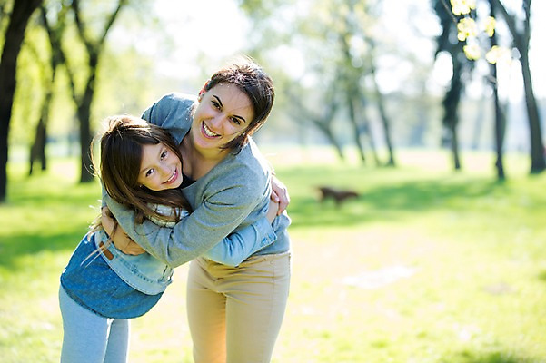 포토 JPG 주간 서양인 외국인 백인 해외 라이프스타일 공원 여자 딸 유럽 어린이 가족 모션 포옹 모녀 엄마 휴식 서기 미소 사람 잔디 상반신 성인 야외 두명 옆모습 가족라이프 체코 여자만 국내포토 자연요소 식물 공공시설 나라 뷰포인트 컨셉 관계 안기 표정 인종 생활 파일형식