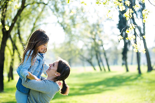 포토 JPG 주간 서양인 외국인 백인 해외 라이프스타일 공원 여자 딸 유럽 어린이 가족 모션 포옹 모녀 엄마 휴식 서기 미소 사람 잔디 상반신 성인 야외 두명 옆모습 가족라이프 체코 여자만 들어올리기 국내포토 자연요소 식물 공공시설 나라 뷰포인트 컨셉 관계 안기 표정 인종 생활 파일형식