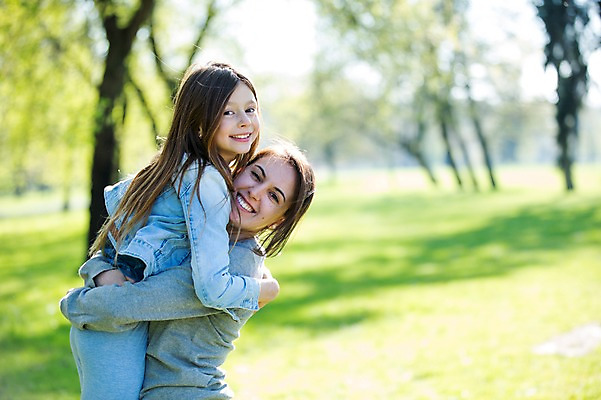 포토 JPG 주간 서양인 외국인 백인 해외 라이프스타일 공원 여자 딸 유럽 어린이 가족 모션 포옹 모녀 엄마 서기 미소 사람 잔디 상반신 성인 야외 두명 옆모습 가족라이프 체코 여자만 들어올리기 국내포토 자연요소 식물 공공시설 나라 뷰포인트 관계 안기 표정 인종 생활 파일형식