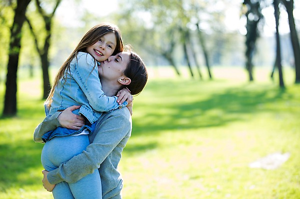 포토 JPG 주간 서양인 외국인 백인 해외 라이프스타일 공원 여자 딸 유럽 어린이 가족 모션 포옹 모녀 엄마 키스 서기 미소 사람 잔디 상반신 성인 야외 두명 옆모습 가족라이프 체코 여자만 들어올리기 국내포토 자연요소 식물 공공시설 나라 뷰포인트 관계 안기 표정 인종 생활 애정표현 파일형식