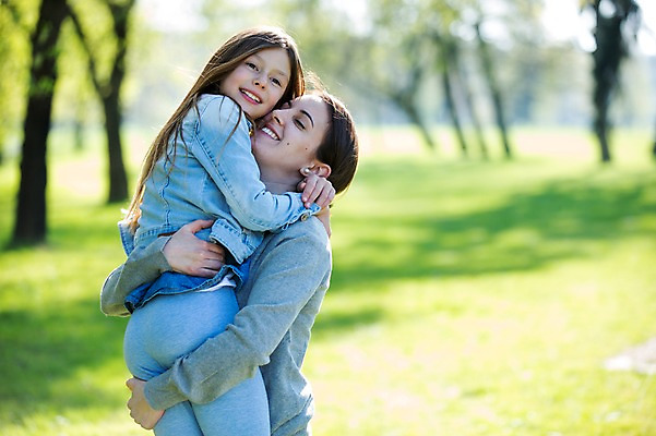 포토 JPG 주간 서양인 외국인 백인 해외 라이프스타일 공원 여자 남자 딸 유럽 어린이 가족 모션 포옹 모녀 엄마 서기 미소 사람 잔디 상반신 성인 야외 두명 옆모습 가족라이프 체코 들어올리기 국내포토 자연요소 식물 공공시설 나라 뷰포인트 관계 안기 표정 인종 생활 파일형식