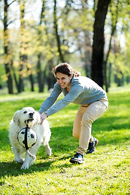 포토 JPG 주간 전신 서양인 외국인 동물 백인 한마리 해외 라이프스타일 공원 여자 유럽 공 가족 모션 엄마 한명 사람 잔디 성인 야외 산책 가족라이프 개 물기 체코 여자만 여자한명만 성인여자만 성인만 국내포토 자연요소 식물 1 공공시설 나라 포유류 관계 휴식 인종 생활 파일형식