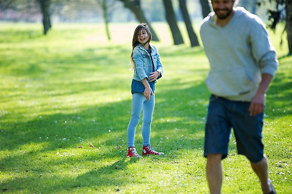 포토 JPG 주간 전신 서양인 외국인 백인 해외 라이프스타일 공원 여자 남자 딸 유럽 어린이 가족 모션 휴식 서기 미소 사람 잔디 상반신 성인 야외 두명 앞모습 가족라이프 아빠 체코 부녀 국내포토 자연요소 식물 공공시설 나라 뷰포인트 컨셉 관계 표정 인종 생활 파일형식
