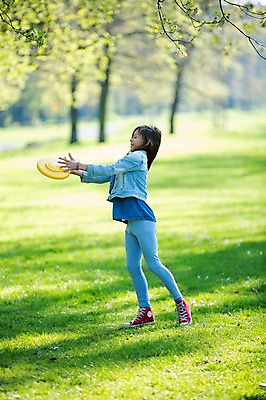 포토 JPG 주간 전신 서양인 외국인 백인 해외 라이프스타일 공원 여자 딸 유럽 여유 어린이 가족 모션 한명 서기 들기 사람 잔디 성인 야외 옆모습 즐거움 체코 원반 여자만 여자한명만 국내포토 자연요소 식물 1 공공시설 감정 나라 스포츠용품 뷰포인트 관계 인종 생활 파일형식