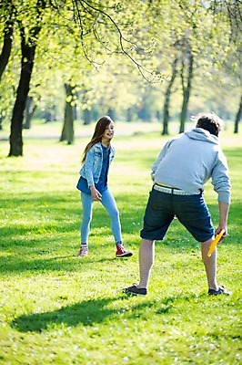 포토 JPG 주간 전신 서양인 외국인 백인 해외 라이프스타일 공원 여자 남자 딸 유럽 장난 가족 모션 휴식 들기 사람 잔디 성인 야외 두명 앞모습 뒷모습 가족라이프 아빠 체코 원반 성인만 부녀 국내포토 자연요소 식물 공공시설 나라 스포츠용품 뷰포인트 컨셉 관계 인종 생활 파일형식