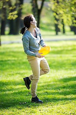 포토 JPG 주간 전신 서양인 외국인 백인 해외 라이프스타일 응시 공원 여자 유럽 가족 모션 엄마 한명 서기 들기 사람 잔디 성인 야외 옆모습 산책 가족라이프 체코 원반 여자만 여자한명만 성인여자만 성인만 국내포토 자연요소 식물 1 시선 공공시설 나라 스포츠용품 뷰포인트 관계 휴식 인종 생활 파일형식