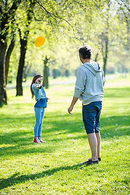 포토 JPG 주간 전신 서양인 외국인 백인 해외 라이프스타일 공원 여자 남자 딸 유럽 어린이 장난 가족 모션 놀이 서기 사람 잔디 성인 야외 두명 앞모습 뒷모습 가족라이프 던지기 아빠 체코 원반 부녀 국내포토 자연요소 식물 공공시설 나라 스포츠용품 뷰포인트 관계 인종 생활 파일형식