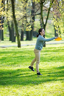 포토 JPG 주간 전신 서양인 외국인 백인 해외 라이프스타일 공원 여자 유럽 가족 모션 엄마 휴식 한명 들기 사람 잔디 성인 야외 옆모습 가족라이프 던지기 체코 원반 여자만 여자한명만 성인여자만 성인만 국내포토 자연요소 식물 1 공공시설 나라 스포츠용품 뷰포인트 컨셉 관계 인종 생활 파일형식
