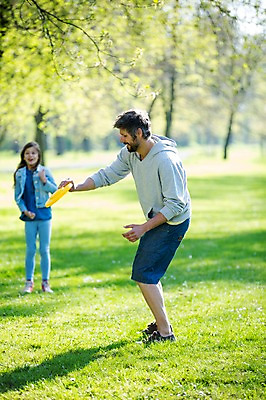포토 JPG 주간 전신 서양인 외국인 나무 식물 백인 해외 라이프스타일 공원 여자 남자 딸 유럽 장난 가족 모션 놀이 서기 미소 들기 사람 잔디 성인 야외 두명 앞모습 옆모습 가족라이프 아빠 체코 원반 성인만 부녀 국내포토 자연요소 공공시설 나라 스포츠용품 뷰포인트 관계 표정 인종 생활 파일형식