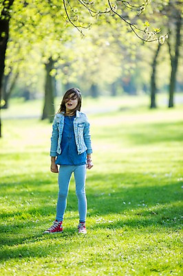 포토 JPG 주간 전신 서양인 외국인 백인 해외 라이프스타일 응시 공원 여자 딸 유럽 여유 어린이 휴식 한명 서기 사람 잔디 성인 야외 앞모습 즐거움 체코 여자만 여자한명만 국내포토 자연요소 식물 1 시선 공공시설 감정 나라 뷰포인트 컨셉 가족 모션 인종 생활 파일형식