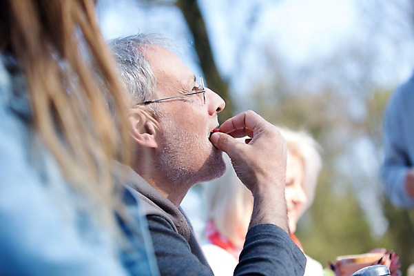 포토 JPG 주간 서양인 외국인 백인 해외 라이프스타일 공원 여자 할아버지 노년 남자 유럽 가족 모션 휴식 함께함 사람 앉기 손짓 여러명 상반신 성인 야외 옆모습 다정 가족라이프 체코 국내포토 자연요소 공공시설 나라 뷰포인트 다수 컨셉 관계 인종 생활 파일형식