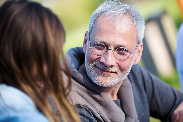 포토 JPG 주간 서양인 외국인 백인 해외 라이프스타일 응시 공원 여자 할아버지 노년 남자 유럽 가족 모션 휴식 손녀 함께함 미소 사람 앉기 상반신 성인 야외 두명 앞모습 다정 가족라이프 체코 국내포토 자연요소 시선 공공시설 나라 뷰포인트 컨셉 관계 표정 인종 생활 손주 파일형식