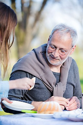 포토 JPG 주간 서양인 외국인 백인 해외 라이프스타일 응시 공원 여자 할아버지 남자 유럽 어린이 음식 빵 가족 모션 손녀 함께함 사람 앉기 상반신 성인 야외 두명 앞모습 식사 다정 가족라이프 체코 국내포토 자연요소 시선 공공시설 노년 나라 뷰포인트 컨셉 관계 인종 생활 손주 파일형식