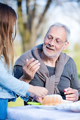 포토 JPG 주간 서양인 외국인 백인 해외 라이프스타일 공원 여자 할아버지 노년 남자 유럽 어린이 가족 모션 손녀 함께함 사람 앉기 성인 야외 두명 앞모습 옆모습 식사 다정 가족라이프 체코 국내포토 자연요소 공공시설 나라 뷰포인트 컨셉 관계 인종 생활 손주 파일형식