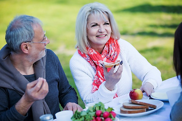 포토 JPG 주간 서양인 외국인 백인 해외 라이프스타일 공원 여자 할아버지 남자 유럽 할머니 모션 식탁 휴식 함께함 미소 사람 앉기 상반신 성인 야외 두명 앞모습 노부부 식사 다정 가족라이프 체코 노인만 성인만 국내포토 자연요소 부부 공공시설 노년 나라 뷰포인트 컨셉 가족 탁자 표정 인종 생활 파일형식