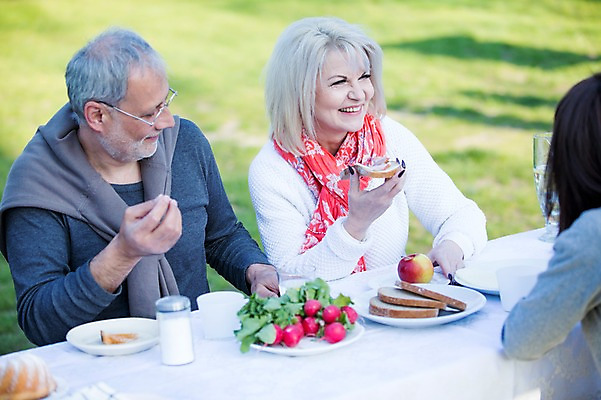 포토 JPG 주간 서양인 외국인 백인 해외 라이프스타일 공원 여자 할아버지 남자 유럽 할머니 음식 모션 식탁 휴식 함께함 미소 들기 사람 앉기 상반신 성인 야외 두명 앞모습 노부부 식사 다정 가족라이프 체코 노인만 성인만 국내포토 자연요소 부부 공공시설 노년 나라 뷰포인트 컨셉 가족 탁자 표정 인종 생활 파일형식