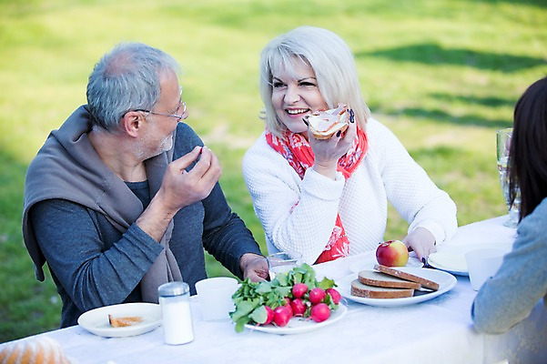 포토 JPG 주간 서양인 외국인 백인 해외 라이프스타일 공원 여자 할아버지 남자 유럽 할머니 음식 모션 식탁 휴식 함께함 미소 들기 사람 앉기 상반신 성인 야외 두명 앞모습 노부부 식사 다정 가족라이프 체코 국내포토 자연요소 부부 공공시설 노년 나라 뷰포인트 컨셉 가족 탁자 표정 인종 생활 파일형식