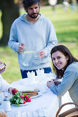 포토 JPG 주간 서양인 외국인 백인 해외 라이프스타일 부부 공원 여자 남자 유럽 모션 식탁 엄마 휴식 함께함 서기 미소 사람 앉기 상반신 성인 야외 두명 앞모습 식사 다정 가족라이프 아빠 체코 성인만 국내포토 자연요소 커플 공공시설 나라 뷰포인트 컨셉 가족 탁자 표정 인종 생활 파일형식