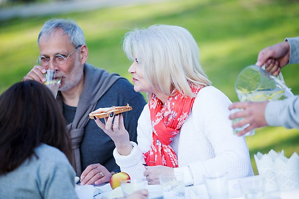 포토 JPG 주간 서양인 외국인 백인 해외 라이프스타일 공원 여자 할아버지 남자 유럽 할머니 음식 가족 모션 식탁 휴식 함께함 들기 사람 앉기 여러명 상반신 성인 야외 식사 다정 가족라이프 체코 국내포토 자연요소 공공시설 노년 나라 다수 컨셉 관계 탁자 인종 생활 파일형식