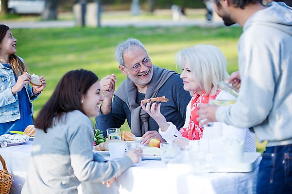 포토 JPG 주간 서양인 외국인 백인 해외 라이프스타일 공원 여자 할아버지 남자 딸 유럽 할머니 음식 가족 모션 식탁 엄마 손녀 함께함 서기 미소 들기 사람 앉기 여러명 상반신 성인 야외 식사 화목 다정 가족라이프 아빠 체코 국내포토 자연요소 공공시설 노년 나라 다수 컨셉 관계 탁자 표정 인종 생활 손주 파일형식