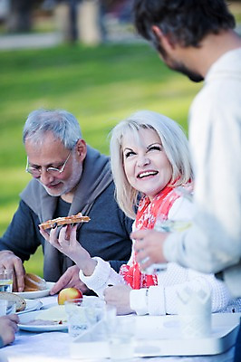 포토 JPG 주간 서양인 외국인 백인 해외 라이프스타일 공원 여자 할아버지 남자 유럽 할머니 음식 가족 모션 식탁 함께함 서기 미소 들기 사람 앉기 상반신 성인 야외 앞모습 세명 식사 다정 가족라이프 체코 국내포토 자연요소 공공시설 노년 나라 뷰포인트 컨셉 관계 탁자 표정 인종 생활 파일형식