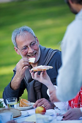 포토 JPG 주간 서양인 외국인 백인 해외 라이프스타일 공원 할아버지 남자 유럽 빵 가족 모션 식탁 휴식 함께함 한명 들기 사람 성인 야외 앞모습 식사 다정 가족라이프 먹기 체코 남자만 남자한명만 성인남자만 성인한명만 성인남자한명만 노인남자만 노인남자한명만 국내포토 자연요소 1 공공시설 노년 나라 음식 뷰포인트 컨셉 관계 탁자 인종 생활 노인만 성인만 파일형식