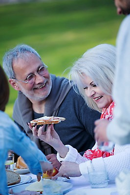 포토 JPG 주간 서양인 외국인 백인 해외 라이프스타일 공원 여자 할아버지 남자 유럽 할머니 음식 가족 모션 휴식 함께함 미소 들기 사람 앉기 여러명 상반신 성인 야외 앞모습 식사 다정 가족라이프 체코 국내포토 자연요소 공공시설 노년 나라 뷰포인트 다수 컨셉 관계 표정 인종 생활 파일형식