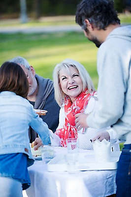 포토 JPG 주간 서양인 외국인 백인 해외 라이프스타일 공원 여자 할아버지 남자 유럽 할머니 가족 모션 식탁 휴식 함께함 서기 미소 사람 앉기 여러명 상반신 성인 야외 앞모습 뒷모습 식사 다정 가족라이프 체코 식수 국내포토 자연요소 공공시설 노년 나라 뷰포인트 다수 컨셉 관계 탁자 표정 인종 생활 물 파일형식