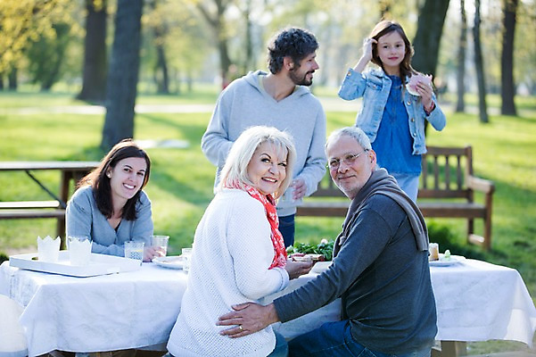 포토 JPG 주간 서양인 외국인 백인 해외 라이프스타일 공원 여자 할아버지 남자 딸 유럽 할머니 가족 모션 식탁 엄마 휴식 함께함 서기 미소 사람 앉기 여러명 성인 야외 앞모습 뒷모습 식사 화목 다정 가족라이프 뒤돌아보기 아빠 체코 국내포토 자연요소 공공시설 노년 나라 뷰포인트 다수 컨셉 관계 탁자 표정 인종 생활 파일형식