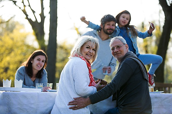 포토 JPG 주간 서양인 외국인 백인 해외 라이프스타일 공원 여자 할아버지 남자 딸 유럽 할머니 가족 모션 식탁 엄마 휴식 함께함 서기 사람 앉기 여러명 상반신 성인 야외 뒷모습 식사 다정 가족라이프 뒤돌아보기 아빠 체코 국내포토 자연요소 공공시설 노년 나라 뷰포인트 다수 컨셉 관계 탁자 인종 생활 파일형식