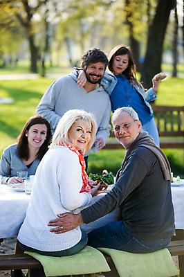 포토 JPG 주간 서양인 외국인 백인 해외 라이프스타일 공원 여자 할아버지 남자 딸 유럽 할머니 어린이 가족 모션 식탁 엄마 휴식 함께함 서기 미소 사람 앉기 여러명 상반신 성인 야외 앞모습 뒷모습 식사 다정 가족라이프 뒤돌아보기 아빠 체코 국내포토 자연요소 공공시설 노년 나라 뷰포인트 다수 컨셉 관계 탁자 표정 인종 생활 파일형식