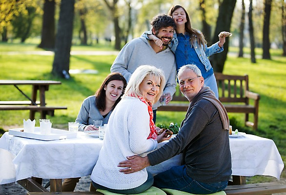 포토 JPG 주간 서양인 백인 해외 라이프스타일 공원 여자 할아버지 남자 딸 유럽 할머니 어린이 가족 모션 식탁 엄마 휴식 함께함 사람 앉기 여러명 상반신 성인 야외 앞모습 뒷모습 식사 화목 다정 가족라이프 뒤돌아보기 아빠 체코 국내포토 자연요소 외국인 공공시설 노년 나라 뷰포인트 다수 컨셉 관계 탁자 생활 파일형식