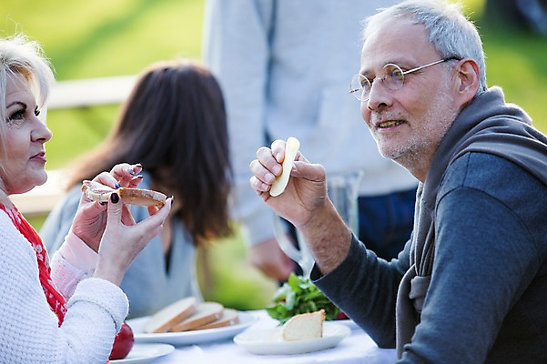 포토 JPG 주간 서양인 외국인 백인 해외 라이프스타일 공원 여자 할아버지 남자 유럽 할머니 음식 가족 모션 휴식 함께함 미소 들기 사람 앉기 여러명 상반신 성인 야외 옆모습 식사 다정 가족라이프 체코 국내포토 자연요소 공공시설 노년 나라 뷰포인트 다수 컨셉 관계 표정 인종 생활 파일형식