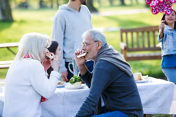 포토 JPG 주간 서양인 외국인 백인 해외 라이프스타일 공원 여자 할아버지 남자 딸 유럽 할머니 음식 가족 모션 식탁 엄마 휴식 함께함 서기 들기 사람 앉기 여러명 상반신 성인 야외 옆모습 식사 화목 다정 가족라이프 아빠 체코 국내포토 자연요소 공공시설 노년 나라 뷰포인트 다수 컨셉 관계 탁자 인종 생활 파일형식