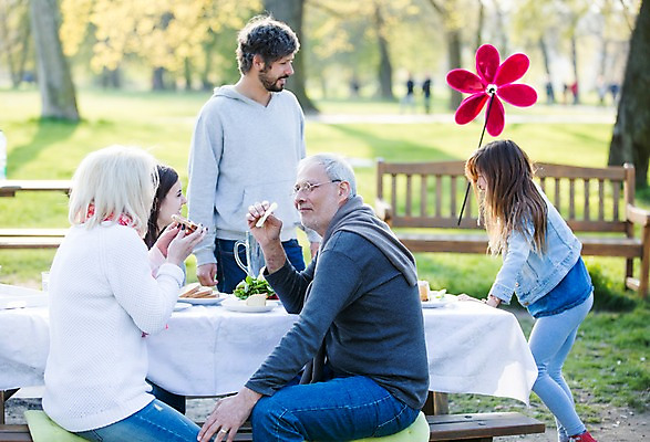 포토 JPG 주간 서양인 외국인 백인 해외 라이프스타일 공원 여자 할아버지 남자 딸 유럽 할머니 어린이 음식 가족 모션 식탁 엄마 휴식 함께함 서기 들기 사람 앉기 여러명 성인 야외 옆모습 장난감 식사 화목 다정 가족라이프 아빠 체코 국내포토 자연요소 공공시설 노년 나라 뷰포인트 다수 컨셉 관계 탁자 인종 생활 파일형식