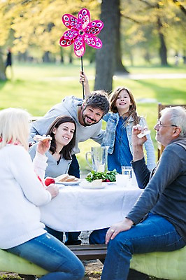 포토 JPG 주간 서양인 외국인 백인 해외 라이프스타일 공원 여자 할아버지 남자 딸 유럽 할머니 음식 장난 가족 모션 식탁 엄마 휴식 함께함 들기 사람 앉기 여러명 상반신 성인 야외 앞모습 옆모습 식사 다정 가족라이프 아빠 체코 국내포토 자연요소 공공시설 노년 나라 뷰포인트 다수 컨셉 관계 탁자 인종 생활 파일형식