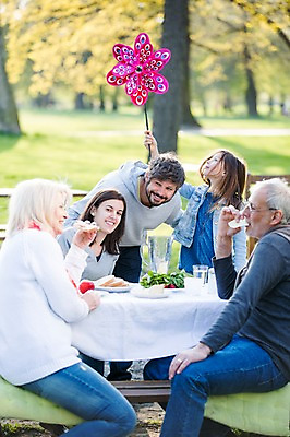 포토 JPG 주간 서양인 외국인 백인 해외 라이프스타일 공원 여자 할아버지 남자 딸 유럽 할머니 음식 장난 가족 모션 식탁 엄마 휴식 함께함 들기 사람 앉기 여러명 상반신 성인 야외 앞모습 옆모습 식사 다정 가족라이프 아빠 체코 국내포토 자연요소 공공시설 노년 나라 뷰포인트 다수 컨셉 관계 탁자 인종 생활 파일형식