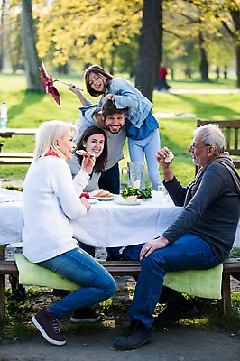 포토 JPG 주간 서양인 외국인 백인 해외 라이프스타일 공원 여자 할아버지 남자 딸 유럽 할머니 음식 장난 가족 모션 식탁 엄마 휴식 함께함 들기 사람 앉기 여러명 상반신 성인 야외 앞모습 옆모습 식사 다정 가족라이프 아빠 체코 국내포토 자연요소 공공시설 노년 나라 뷰포인트 다수 컨셉 관계 탁자 인종 생활 파일형식