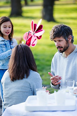 포토 JPG 주간 서양인 외국인 백인 해외 라이프스타일 공원 여자 남자 딸 유럽 어린이 가족 모션 식탁 엄마 휴식 함께함 대화 미소 들기 사람 앉기 상반신 성인 야외 세명 장난감 다정 산책 가족라이프 아빠 체코 국내포토 자연요소 공공시설 나라 컨셉 관계 탁자 표정 말하기 인종 생활 파일형식