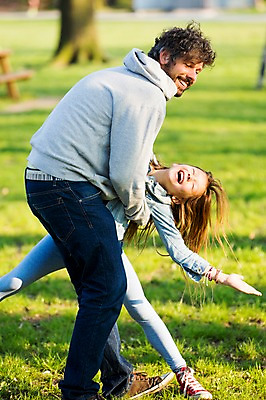 포토 JPG 주간 전신 서양인 외국인 백인 해외 라이프스타일 공원 여자 남자 딸 유럽 장난 가족 모션 놀이 휴식 미소 사람 잔디 성인 야외 두명 앞모습 옆모습 가족라이프 아빠 체코 성인만 부녀 국내포토 자연요소 식물 공공시설 나라 뷰포인트 컨셉 관계 표정 인종 생활 파일형식