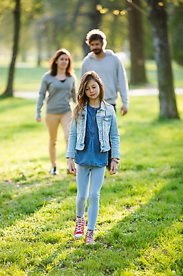 포토 JPG 주간 전신 서양인 외국인 나무 식물 백인 해외 라이프스타일 공원 여자 남자 딸 유럽 어린이 가족 모션 엄마 휴식 함께함 사람 잔디 성인 야외 앞모습 세명 걷기 다정 산책 가족라이프 아빠 체코 국내포토 자연요소 공공시설 나라 뷰포인트 컨셉 관계 인종 생활 파일형식