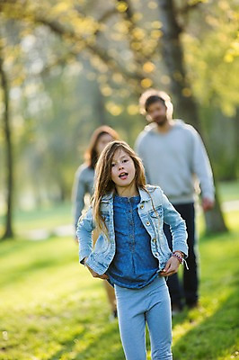 포토 JPG 주간 서양인 외국인 나무 식물 백인 해외 라이프스타일 공원 여자 남자 딸 유럽 어린이 가족 모션 엄마 휴식 함께함 사람 잔디 상반신 성인 야외 앞모습 아웃포커스 세명 걷기 다정 산책 가족라이프 아빠 체코 국내포토 자연요소 공공시설 나라 뷰포인트 컨셉 관계 촬영기법 인종 생활 파일형식