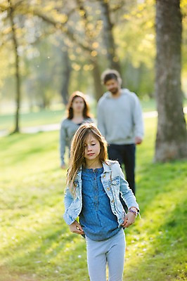 포토 JPG 주간 서양인 외국인 나무 식물 백인 해외 라이프스타일 공원 여자 남자 딸 유럽 어린이 가족 모션 엄마 휴식 함께함 사람 잔디 상반신 성인 야외 앞모습 아웃포커스 세명 걷기 다정 산책 가족라이프 아빠 체코 국내포토 자연요소 공공시설 나라 뷰포인트 컨셉 관계 촬영기법 인종 생활 파일형식