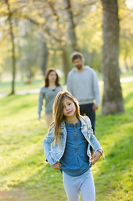 포토 JPG 주간 서양인 외국인 나무 식물 백인 해외 라이프스타일 공원 여자 남자 딸 유럽 어린이 가족 모션 엄마 휴식 함께함 사람 잔디 상반신 성인 야외 앞모습 아웃포커스 세명 걷기 다정 산책 가족라이프 아빠 체코 국내포토 자연요소 공공시설 나라 뷰포인트 컨셉 관계 촬영기법 인종 생활 파일형식