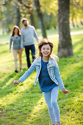 포토 JPG 주간 서양인 외국인 나무 식물 백인 해외 라이프스타일 공원 여자 남자 딸 유럽 어린이 가족 모션 엄마 휴식 함께함 미소 사람 잔디 상반신 성인 야외 앞모습 아웃포커스 세명 달리기 걷기 다정 산책 가족라이프 아빠 체코 국내포토 자연요소 공공시설 나라 뷰포인트 컨셉 관계 촬영기법 표정 인종 생활 파일형식