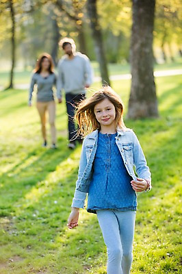 포토 JPG 주간 전신 서양인 외국인 나무 식물 백인 해외 라이프스타일 공원 여자 남자 딸 유럽 어린이 가족 모션 엄마 휴식 함께함 사람 잔디 상반신 성인 야외 앞모습 세명 걷기 다정 산책 가족라이프 아빠 체코 국내포토 자연요소 공공시설 나라 뷰포인트 컨셉 관계 인종 생활 파일형식