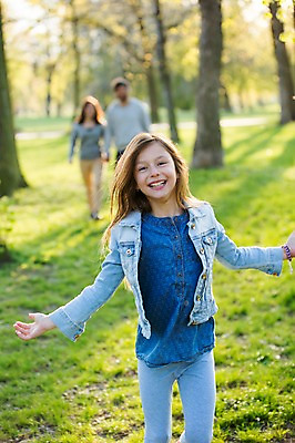 포토 JPG 주간 서양인 외국인 나무 식물 백인 해외 라이프스타일 공원 여자 남자 딸 유럽 어린이 가족 모션 엄마 휴식 함께함 미소 사람 잔디 상반신 성인 야외 앞모습 아웃포커스 세명 걷기 다정 산책 가족라이프 아빠 체코 국내포토 자연요소 공공시설 나라 뷰포인트 컨셉 관계 촬영기법 표정 인종 생활 파일형식