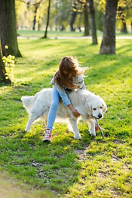 포토 JPG 주간 전신 서양인 외국인 동물 백인 한마리 해외 라이프스타일 공원 여자 유럽 어린이라이프 여유 어린이 장난 모션 놀이 한명 서기 사람 잔디 야외 옆모습 산책 개 즐거움 체코 여자만 여자한명만 어린이만 소녀만 소녀한명만 국내포토 자연요소 식물 1 공공시설 감정 나라 뷰포인트 포유류 휴식 인종 생활 파일형식